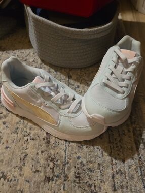 New Girls Big Youth Size 3 Puma Sneakers